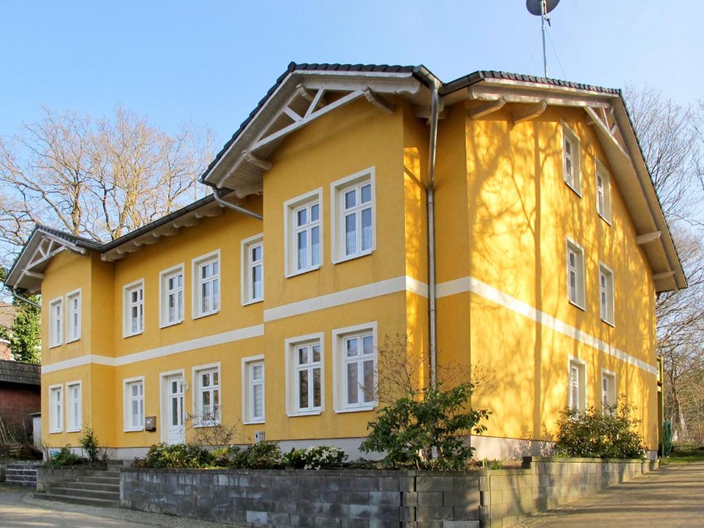 ツィノヴィッツにあるApartment Zaunkönig by Interhomeの白窓のある黄色い建物