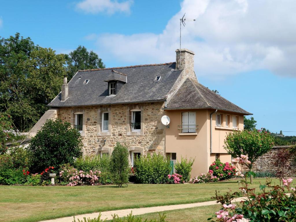 トレギエにあるHoliday Home A l'Orée du Bois - TRE100 by Interhomeの灰色の屋根の古い石造りの家