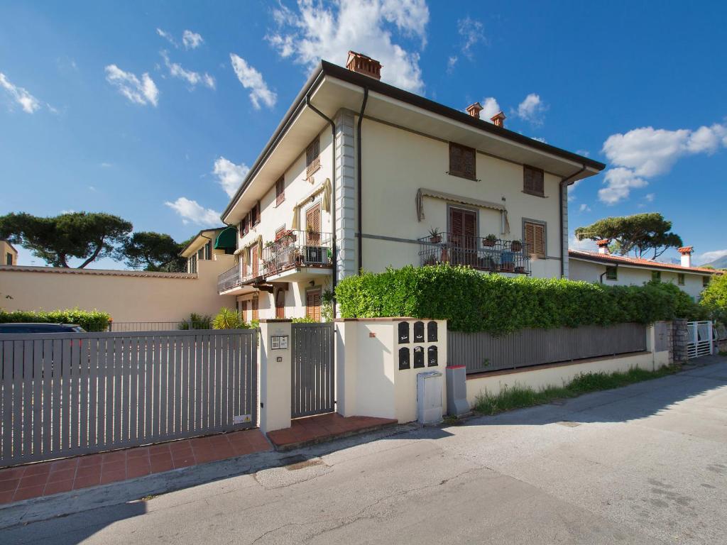une maison blanche avec un portail et une clôture dans l'établissement Apartment Maddalena by Interhome, à Marina di Pietrasanta