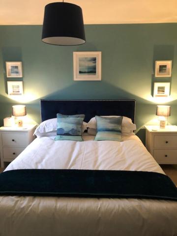 um quarto com uma cama com duas almofadas em Dana Villa Holiday Accommodation em Oban