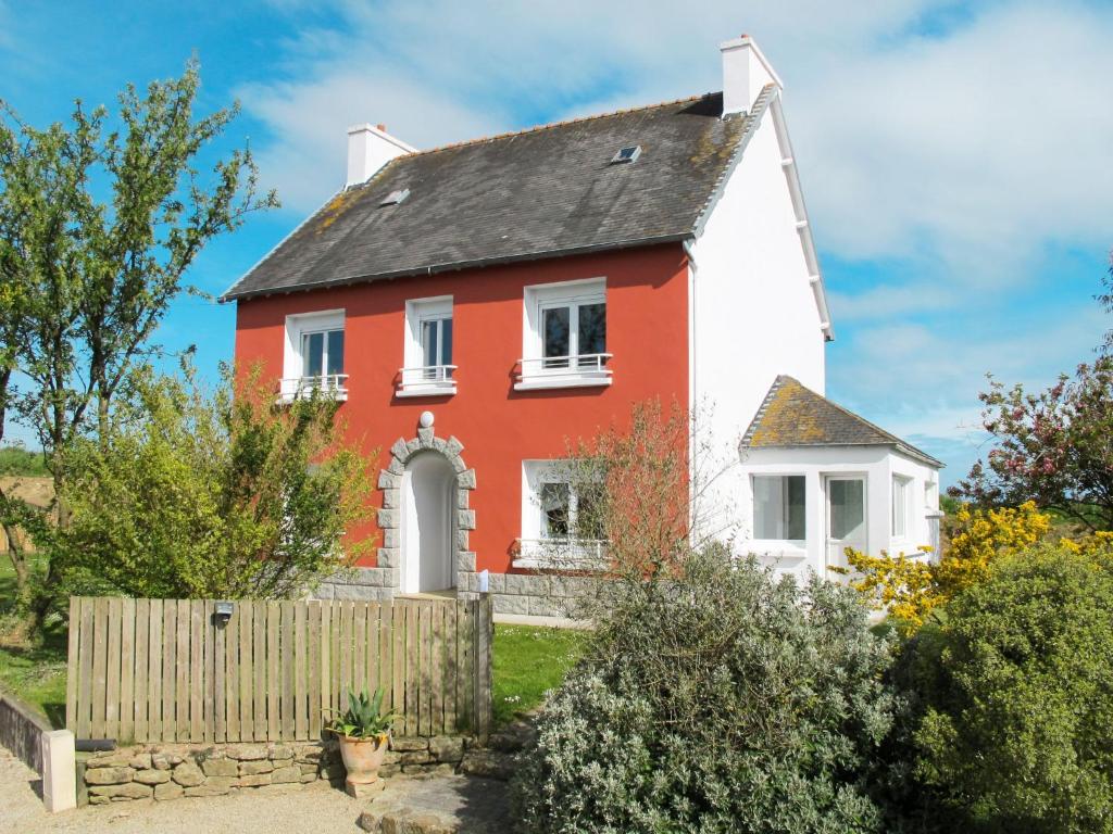 Plounévez-LochristにあるHoliday Home Ty Thérèse - PLR205 by Interhomeの木塀付赤白家屋
