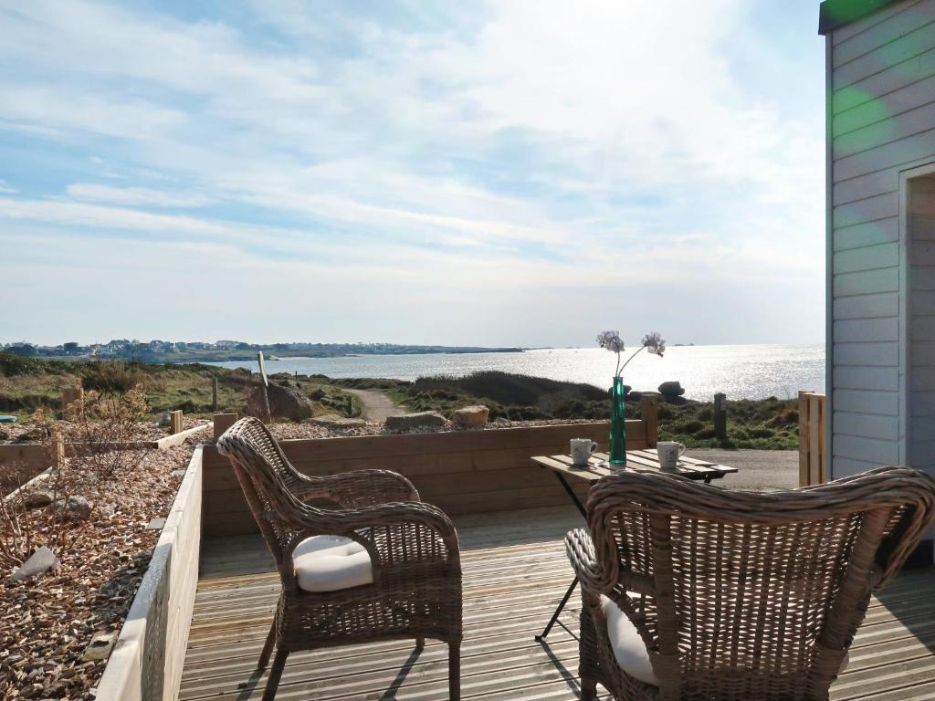 LanildutにあるHoliday Home Maison d'en bas - LDT103 by Interhomeの海を望むデッキ(椅子2脚、テーブル1台付)