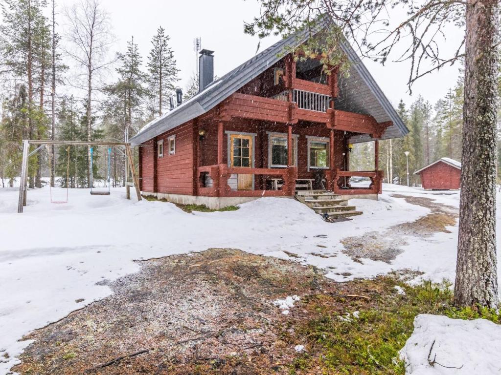 eine Blockhütte im Wald im Schnee in der Unterkunft Holiday Home Revontuli by Interhome in Ruka