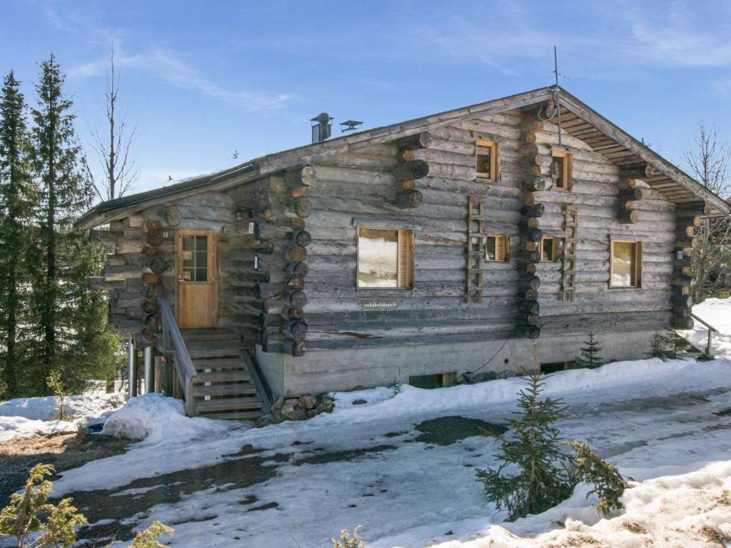 ein Blockhaus im Winter mit Schnee in der Unterkunft Holiday Home Rinnekieppi 1 by Interhome in Ruka