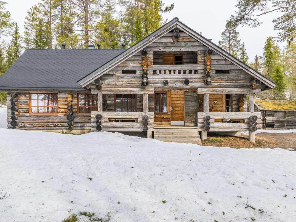 ルカにあるHoliday Home Veskahovi by Interhomeの雪が降る丸太のキャビン