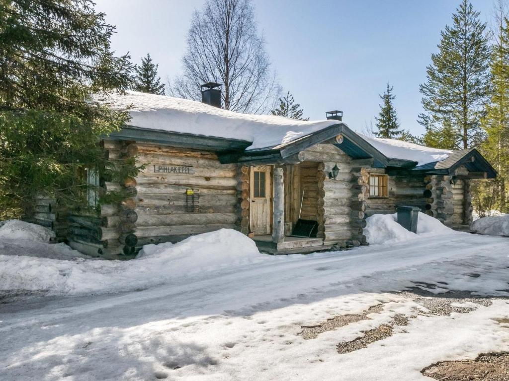una cabaña de madera en la nieve con nieve en Holiday Home Pihlakieppi 1 by Interhome, en Ruka