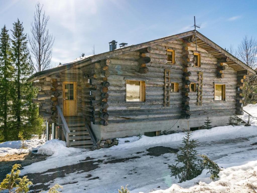 una cabaña de madera en invierno con nieve en Holiday Home Rinnekieppi 2 by Interhome, en Ruka