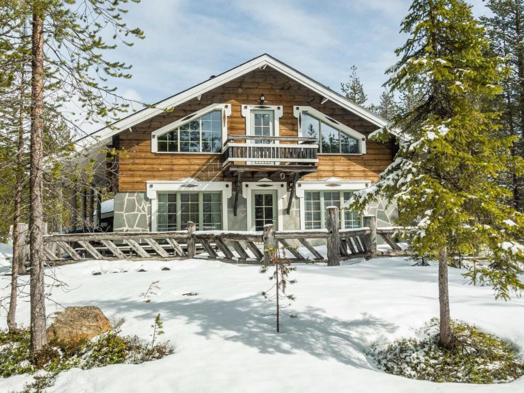 ein Holzhaus im Schnee in der Unterkunft Holiday Home Villa pirkkalinna by Interhome in Levi