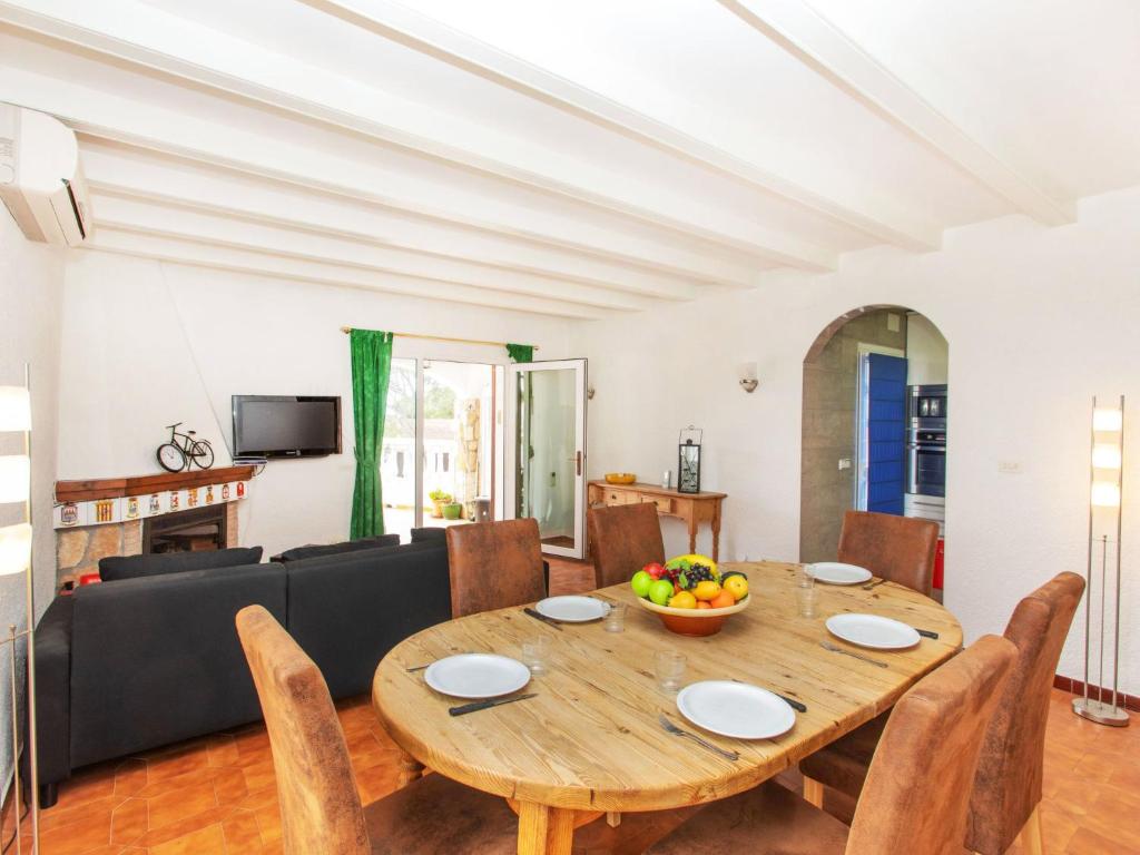 Televízia a/alebo spoločenská miestnosť v ubytovaní Holiday Home Afrodita by Interhome