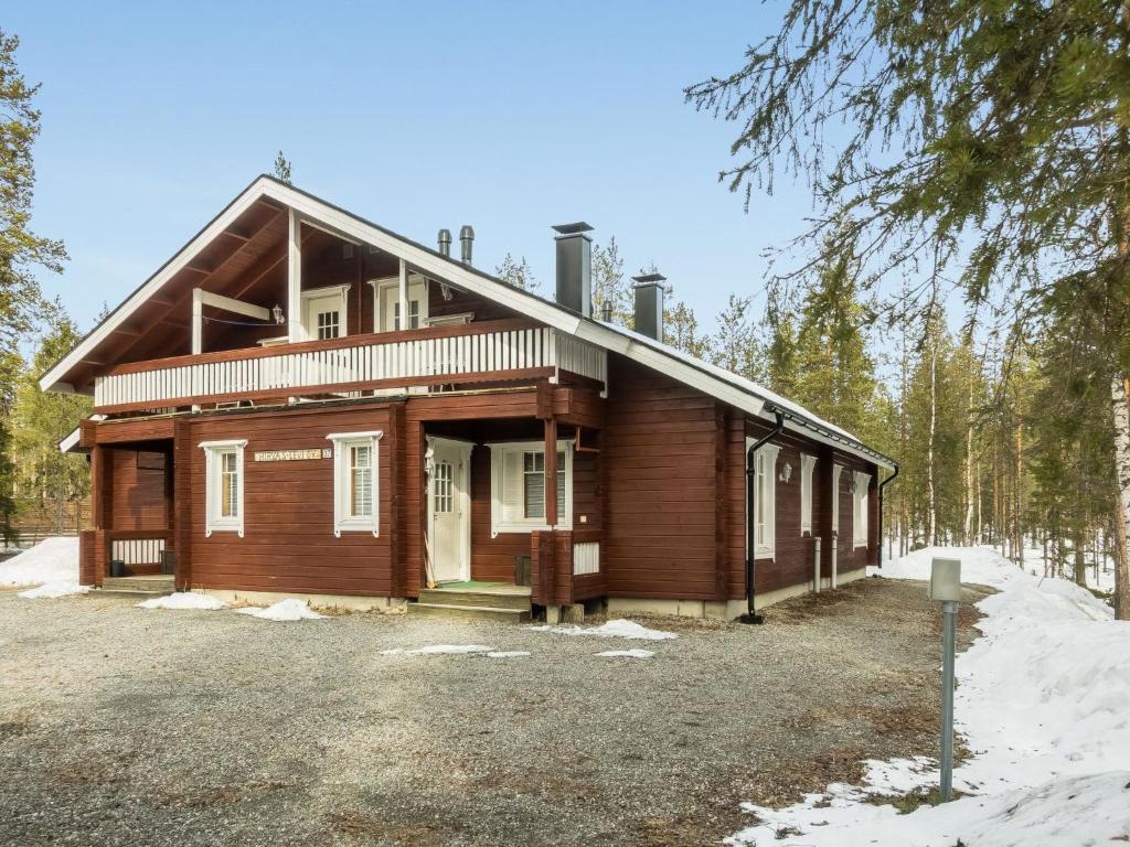 ein Holzhaus im Wald mit Schnee in der Unterkunft Holiday Home Hirvas levi 4 by Interhome in Levi