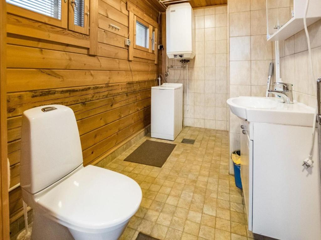 Um banheiro em Holiday Home Mets&auml;m&ouml;kki by Interhome