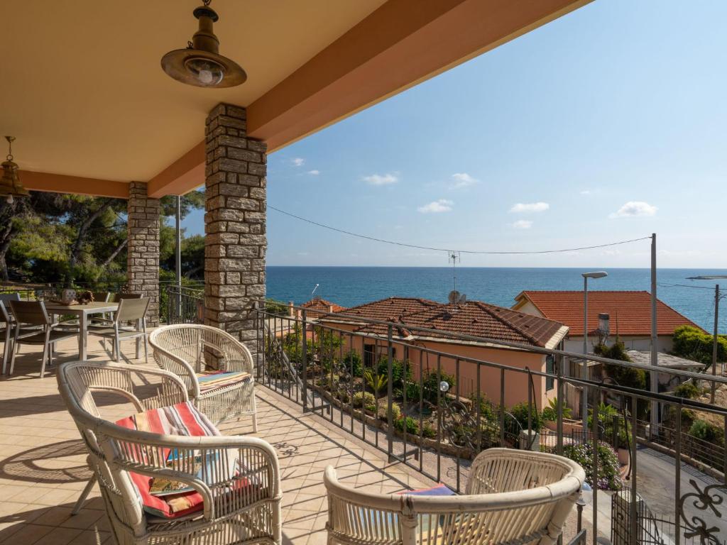 Un balcón con sillas y vistas al océano. en Holiday Home Irma by Interhome, en Cipressa