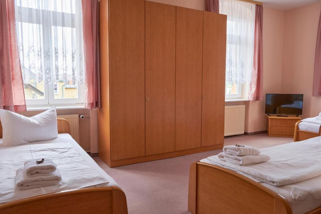 Postel nebo postele na pokoji v ubytování Boselblick Gästezimmer & Biergarten