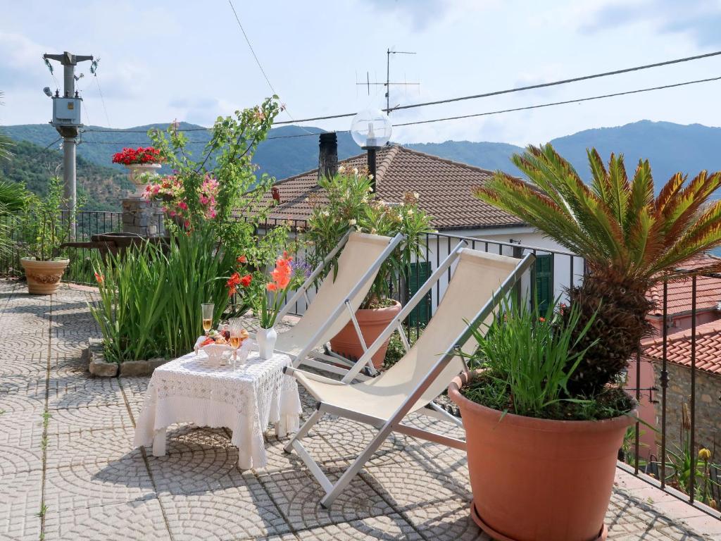 una silla y una mesa en un patio con plantas en Holiday Home Casa Marco by Interhome, en Caravonica