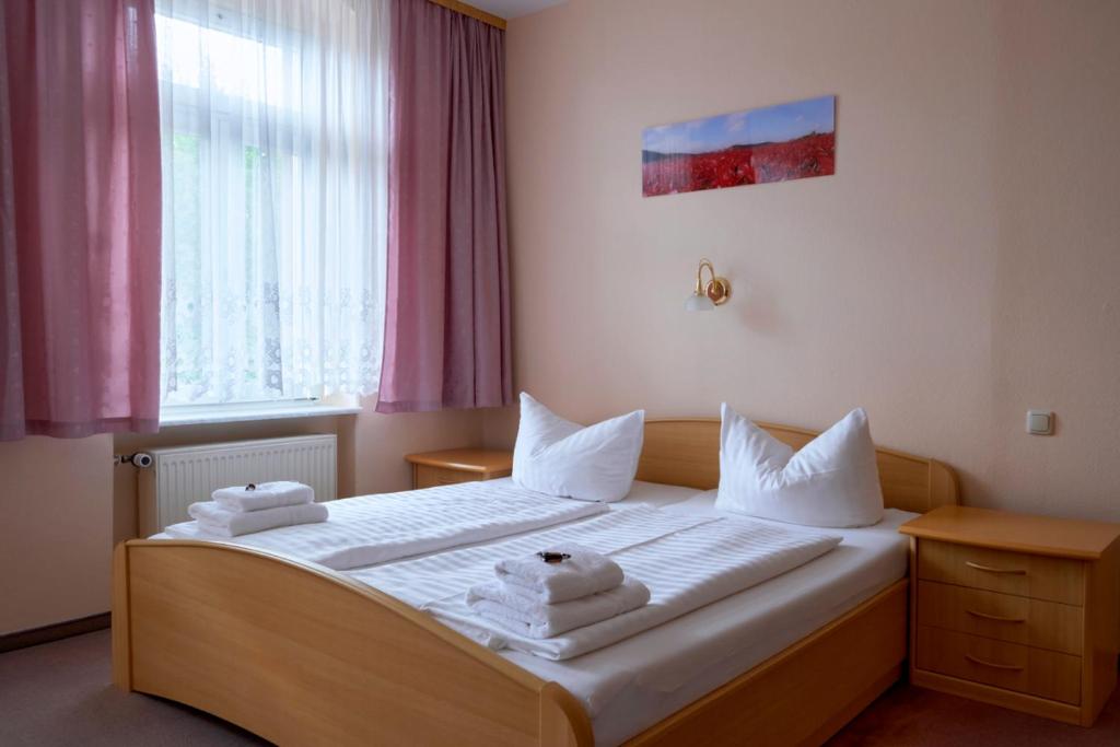Postel nebo postele na pokoji v ubytování Boselblick Gästezimmer & Biergarten