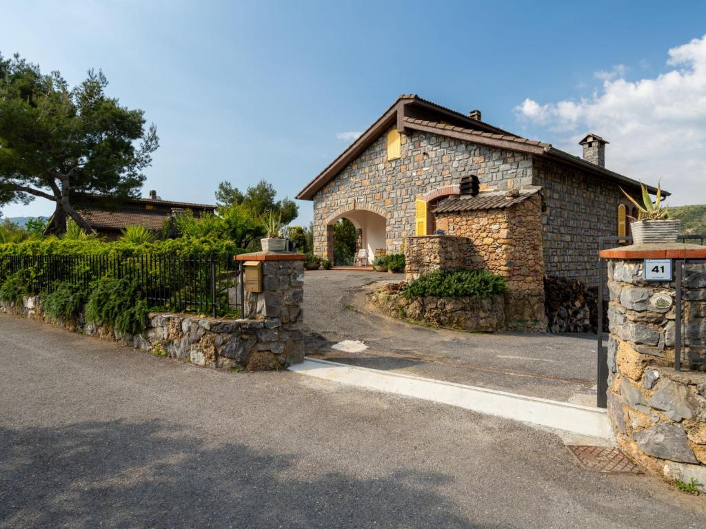 Cisano sul NevaにあるHoliday Home Rosmarino by Interhomeの石造りの家