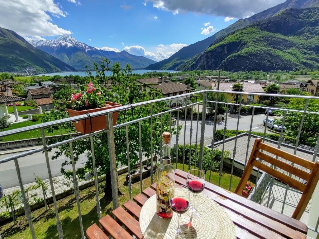 d'un balcon avec une table et une vue sur les montagnes. dans l'établissement Apartment Marco by Interhome, à Riva