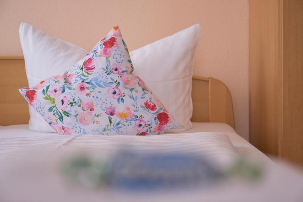 Postel nebo postele na pokoji v ubytování Boselblick Gästezimmer & Biergarten