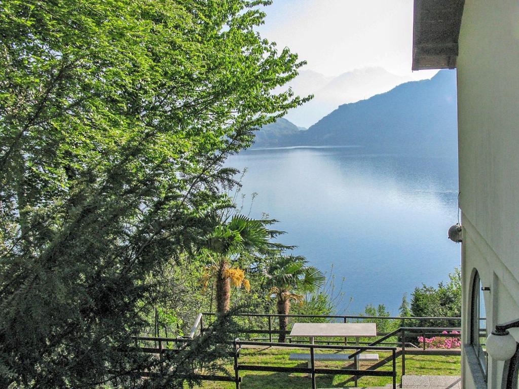 - Vistas al lago desde el lateral de un edificio en Holiday Home Giulietta by Interhome en Pianello Del Lario