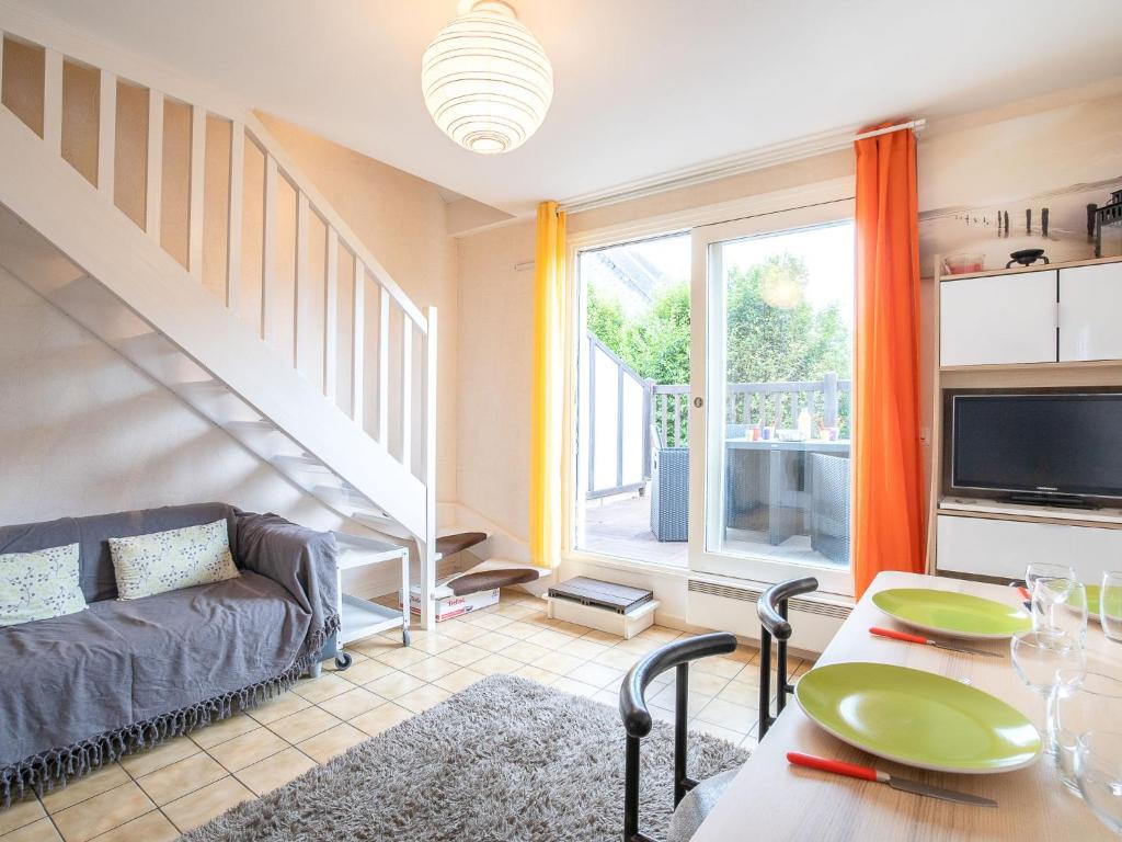 卡布爾的住宿－Apartment Les Christophines by Interhome，客厅配有沙发和桌子