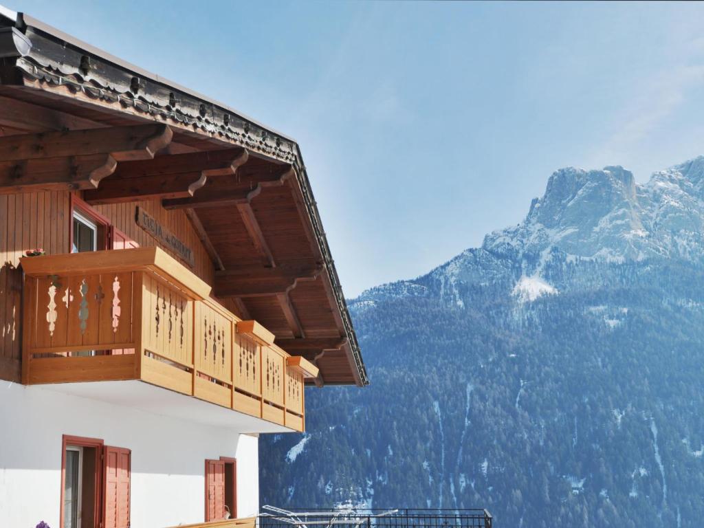 Zdjęcie z galerii obiektu Apartment Tieja de Gotart-1 by Interhome w mieście Vigo di Fassa