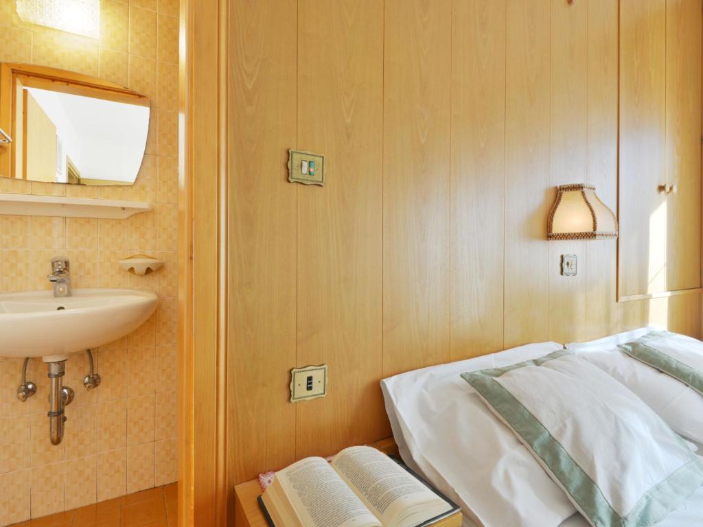 Zdjęcie z galerii obiektu Apartment Tieja de Gotart-1 by Interhome w mieście Vigo di Fassa