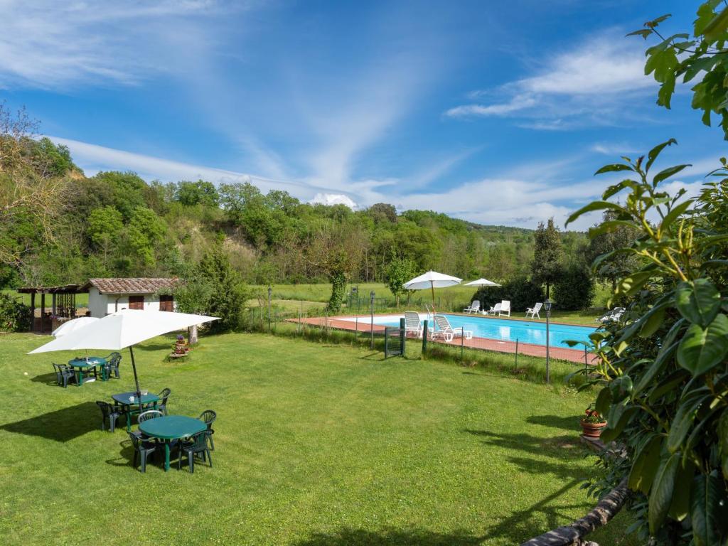 Bazén v ubytování Holiday Home Podere Ritali by Interhome nebo v jeho okolí