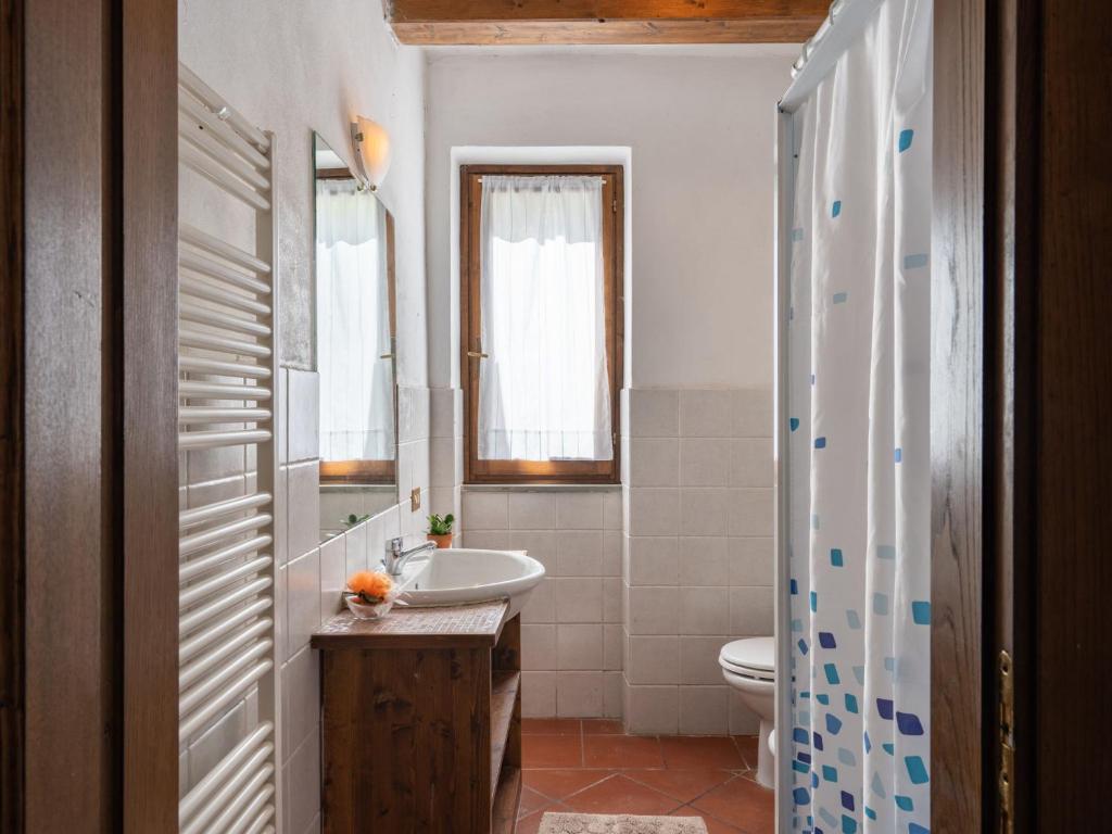 Koupelna v ubytování Holiday Home Podere Ritali by Interhome