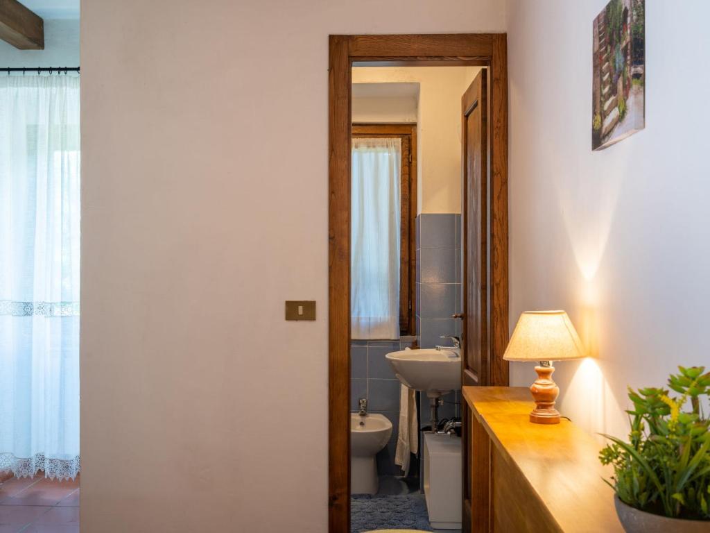 Koupelna v ubytování Holiday Home Podere Ritali by Interhome