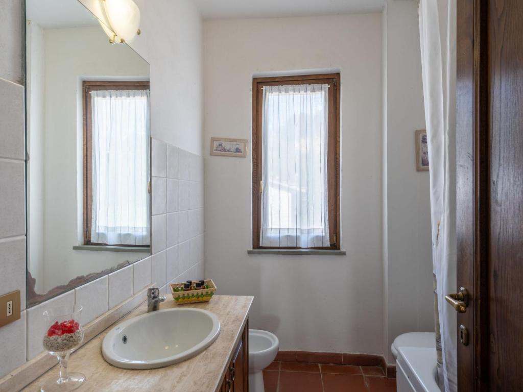 Koupelna v ubytování Holiday Home Podere Ritali by Interhome