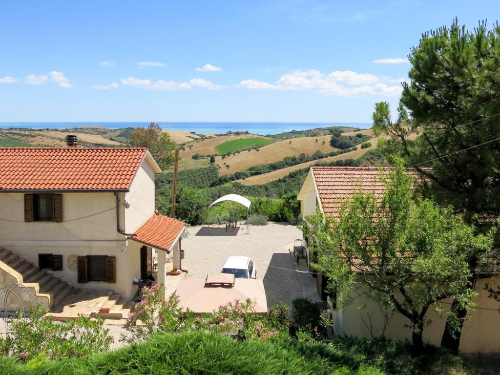 een luchtzicht op een huis en een tuin bij Apartment Serrani-3 by Interhome in Cologna