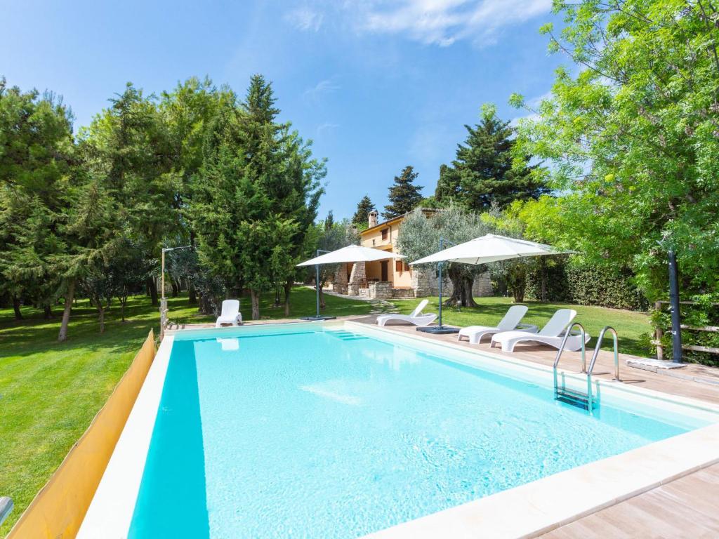 una piscina con sillas y una casa en Holiday Home Il Rifugio - La Loggia - CAD102 by Interhome, en Casalbordino