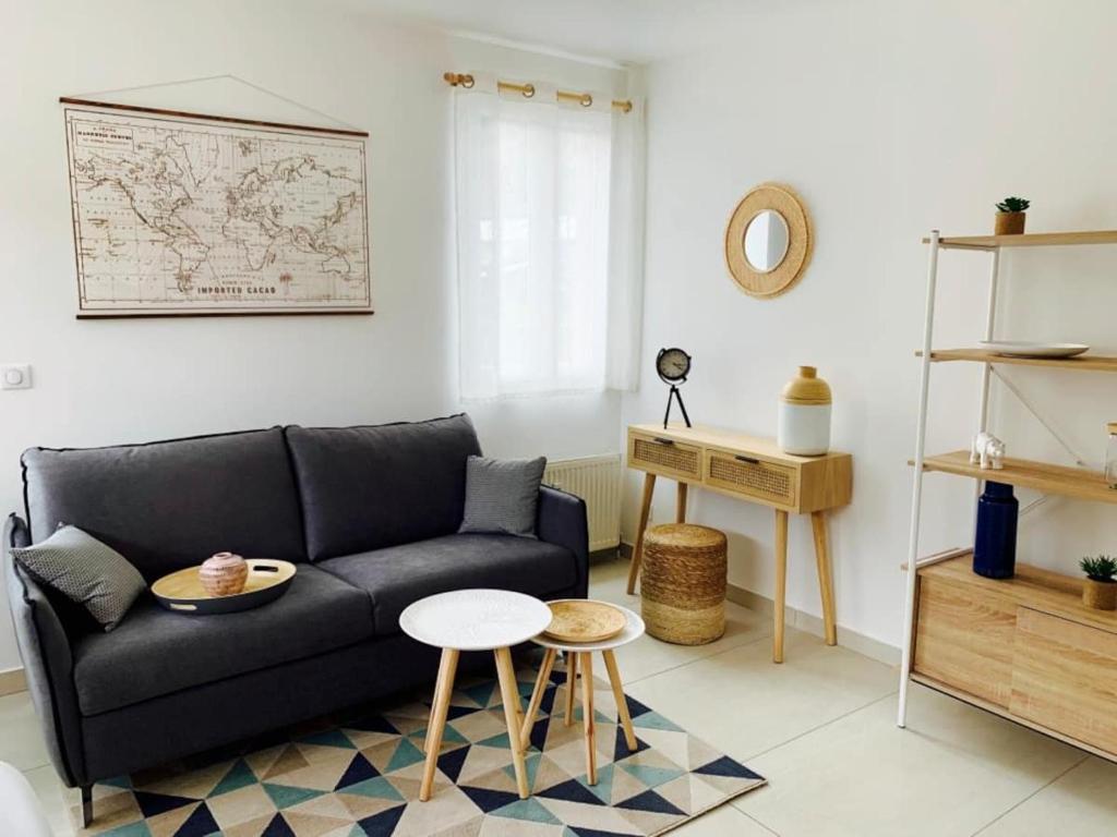 - un salon avec un canapé noir et une table dans l'établissement LE "PETIT GERVAIS" pour un instant parfait !, à Saint-Gervais-les-Bains