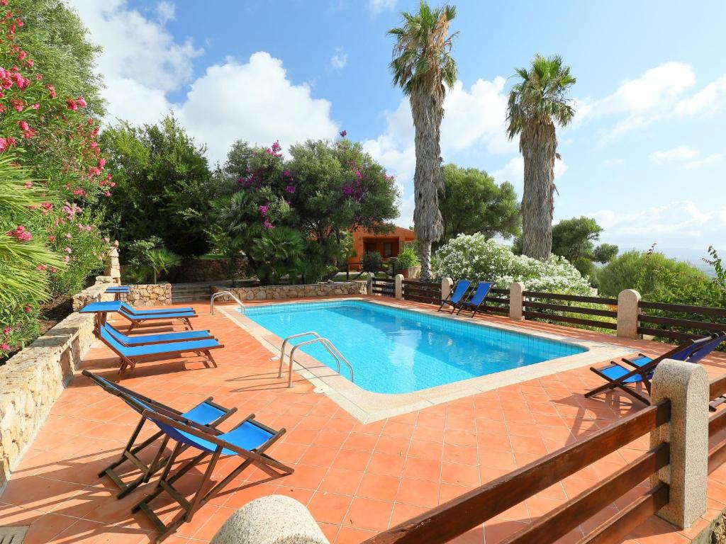 una piscina con sedie a sdraio e una piscina di Villa Bouganville by Interhome a Badesi