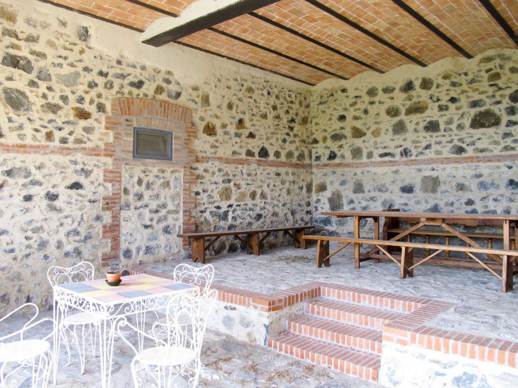 Reštaurácia alebo iné gastronomické zariadenie v ubytovaní Apartment Il Podere del Lago - BOL253 by Interhome