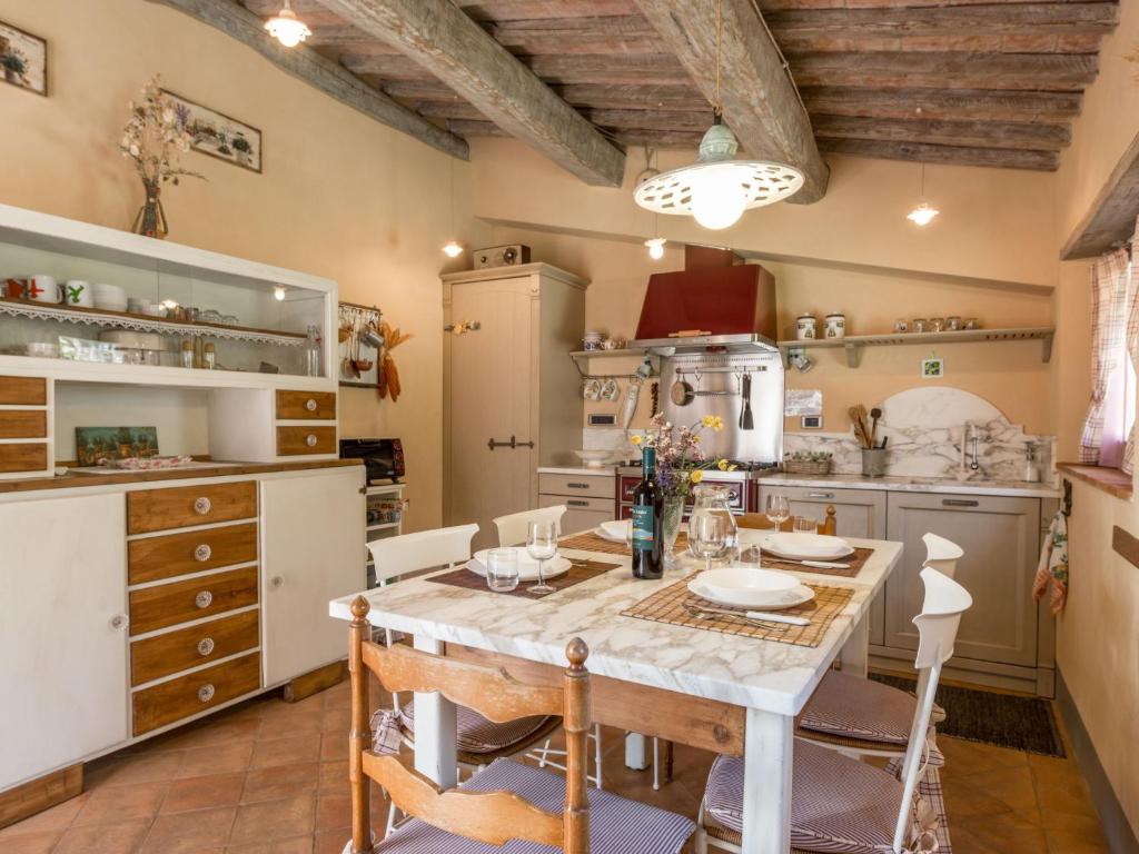 kuchnia ze stołem i krzesłami w pokoju w obiekcie Holiday Home La Casetta by Interhome w mieście Sassofortino