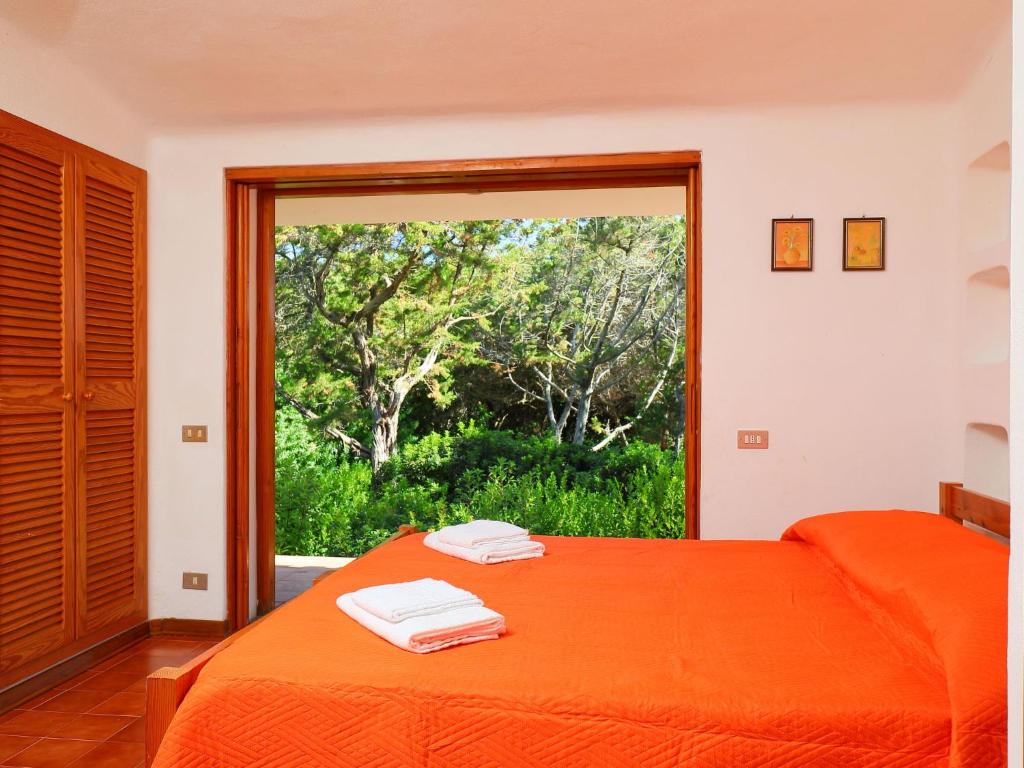 A bed or beds in a room at Holiday Home Terre Rare by Interhome