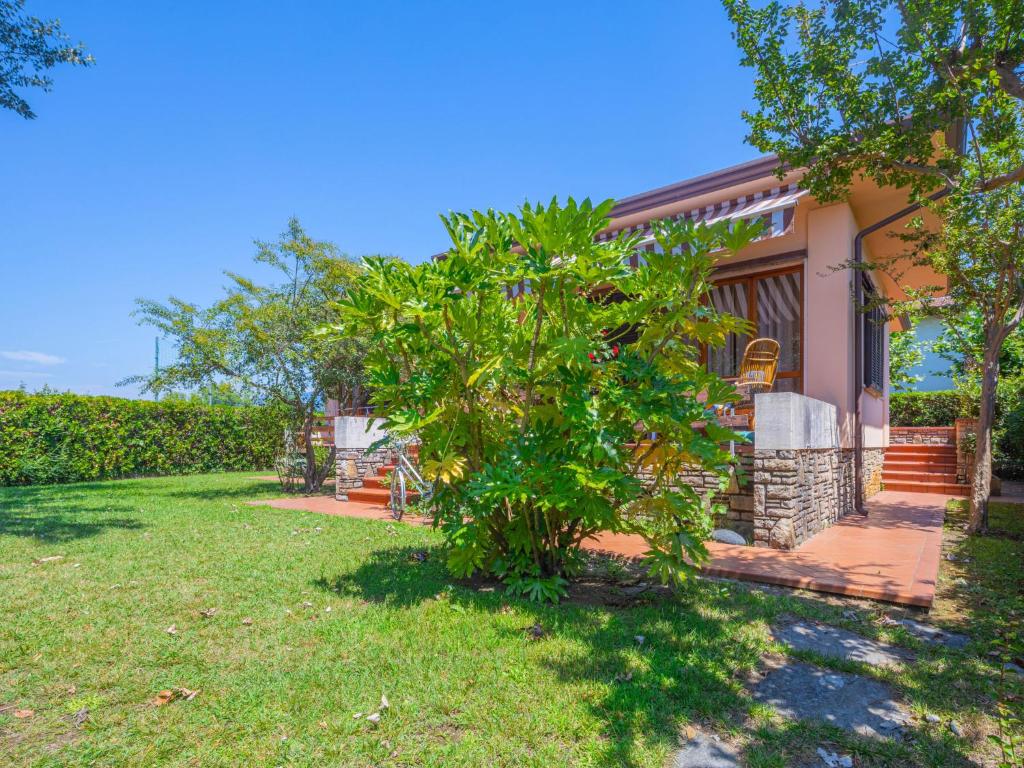 Vonkajšia záhrada v ubytovaní Holiday Home Donatella by Interhome