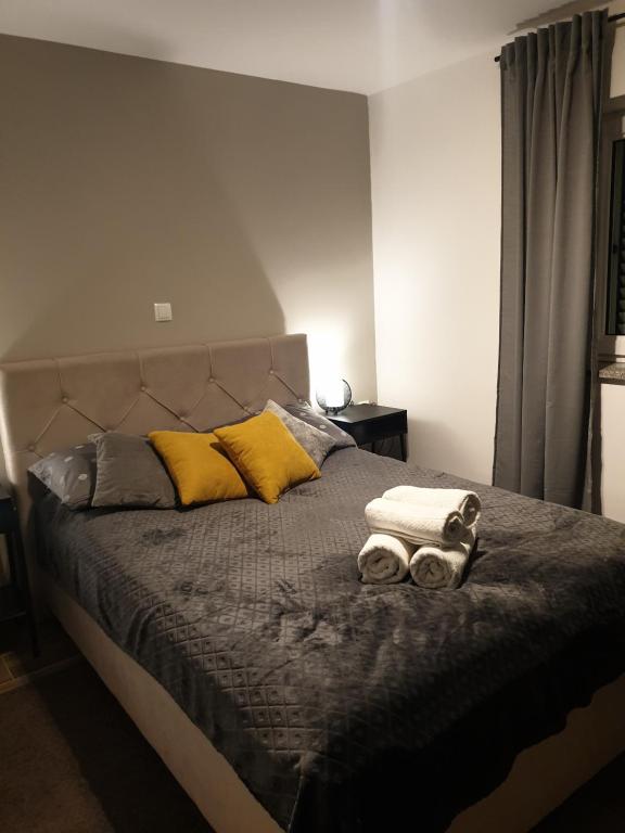 sypialnia z łóżkiem i dwoma ręcznikami na nim w obiekcie Villa Bellina Muraj w mieście Kornić