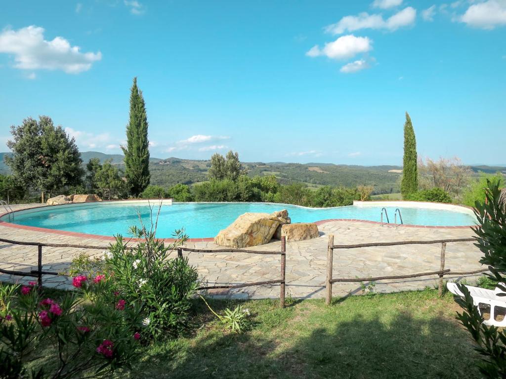 een zwembad in een tuin met een hek bij Holiday Home Ginestre 2 by Interhome in Santo