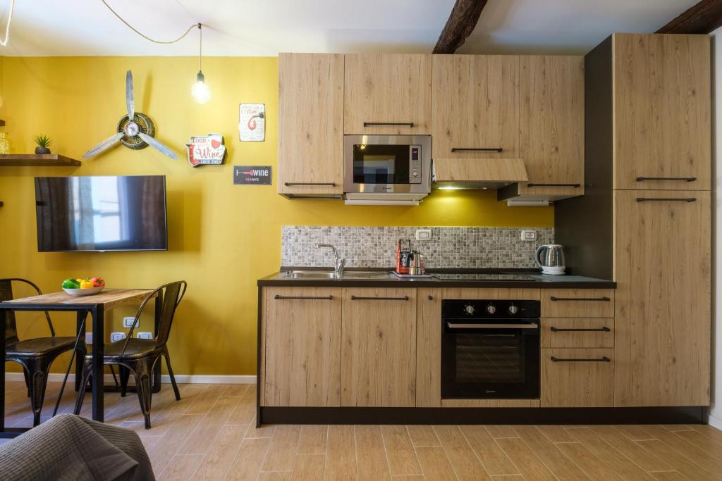 Kuchyňa alebo kuchynka v ubytovaní Casa del Sole by Studio Vita