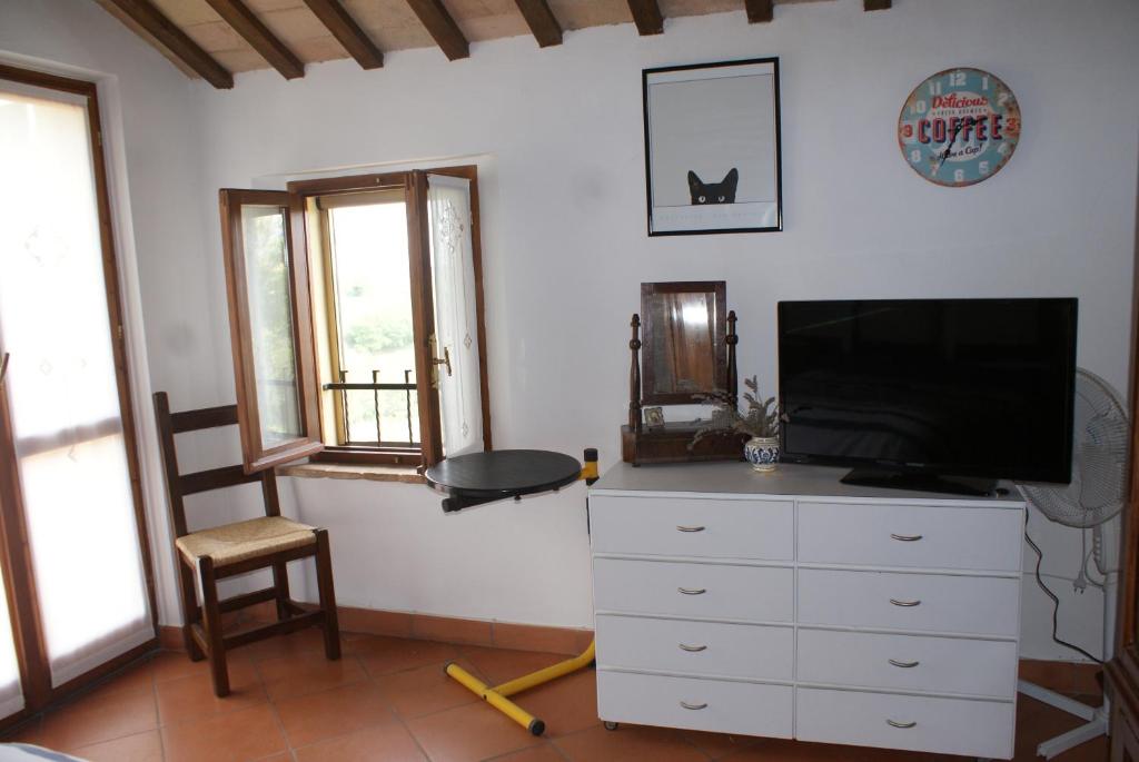 Televízia a/alebo spoločenská miestnosť v ubytovaní B&B Salvarosa