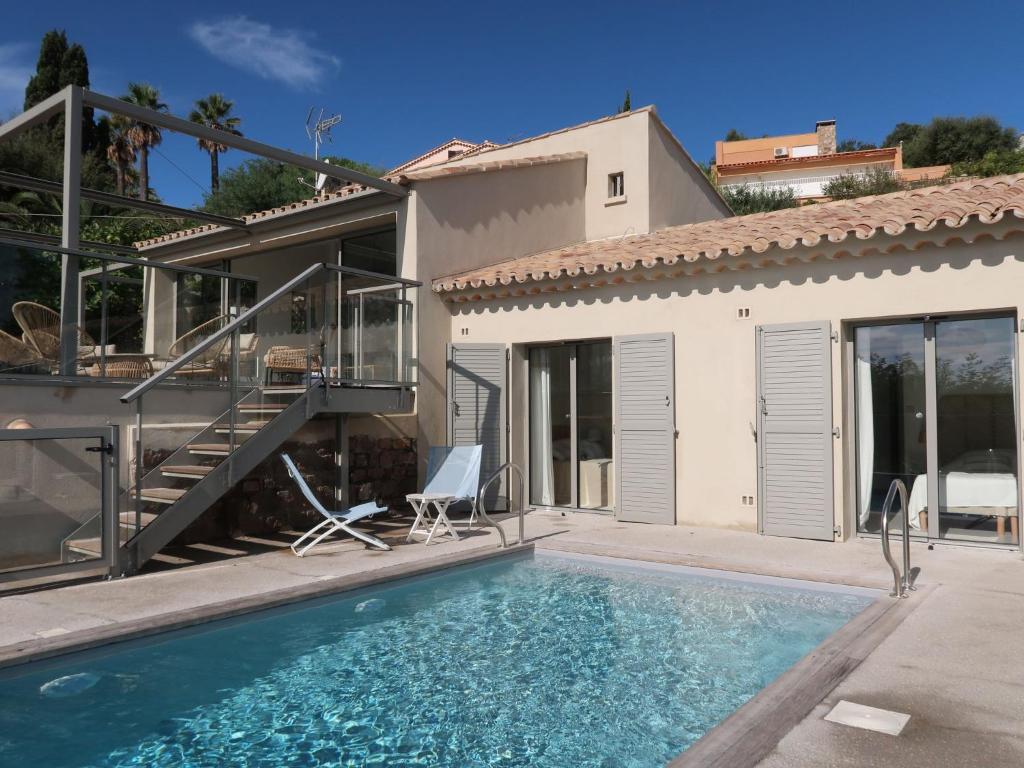 une villa avec piscine et une maison dans l'établissement Villa Farfalla by Interhome, à Sainte-Maxime