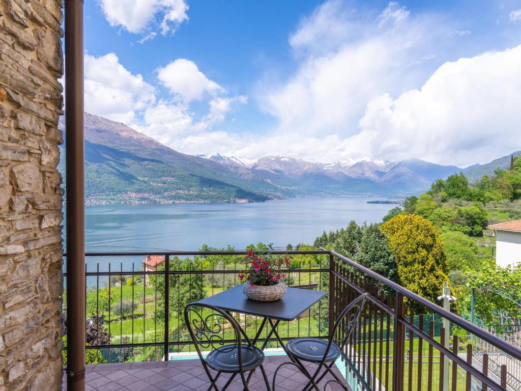 una mesa en un balcón con vistas al lago en Holiday Home Casa Rina by Interhome, en Perledo