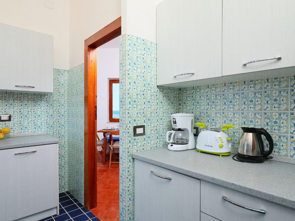 Kuchnia lub aneks kuchenny w obiekcie Holiday Home La Cala - VGM615 by Interhome