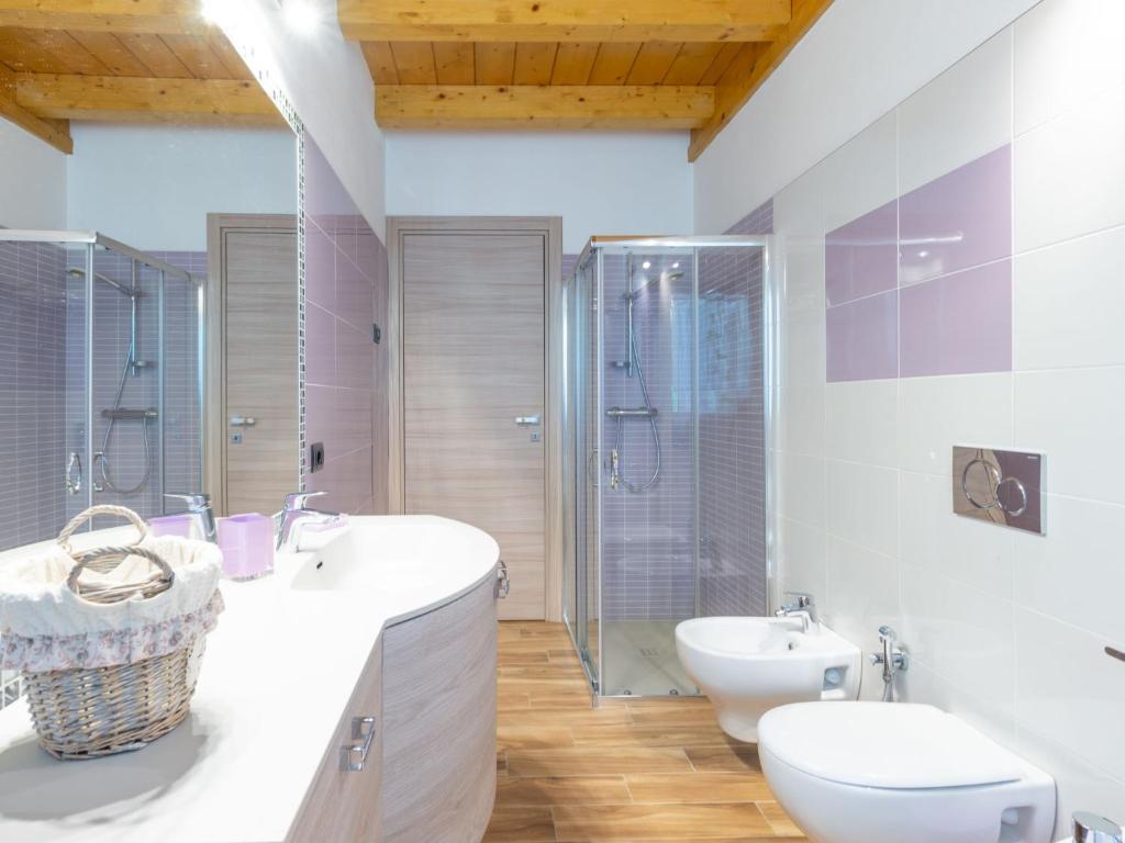 Łazienka w obiekcie Holiday Home Gelsomini - CCO521 by Interhome