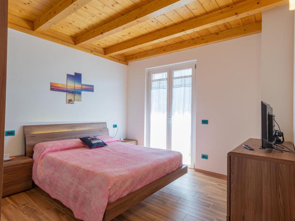 sypialnia z łóżkiem i telewizorem w obiekcie Holiday Home Gelsomini - CCO521 by Interhome w mieście Colico