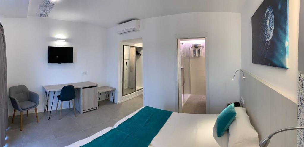 A television and/or entertainment centre at Hotel Brisa Ibiza - Adults only