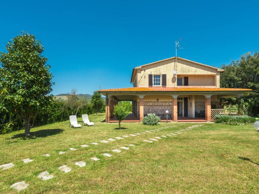 a house with a pathway leading to it at Holiday Home Podere Chiocciolaia by Interhome in Podere Cernaia