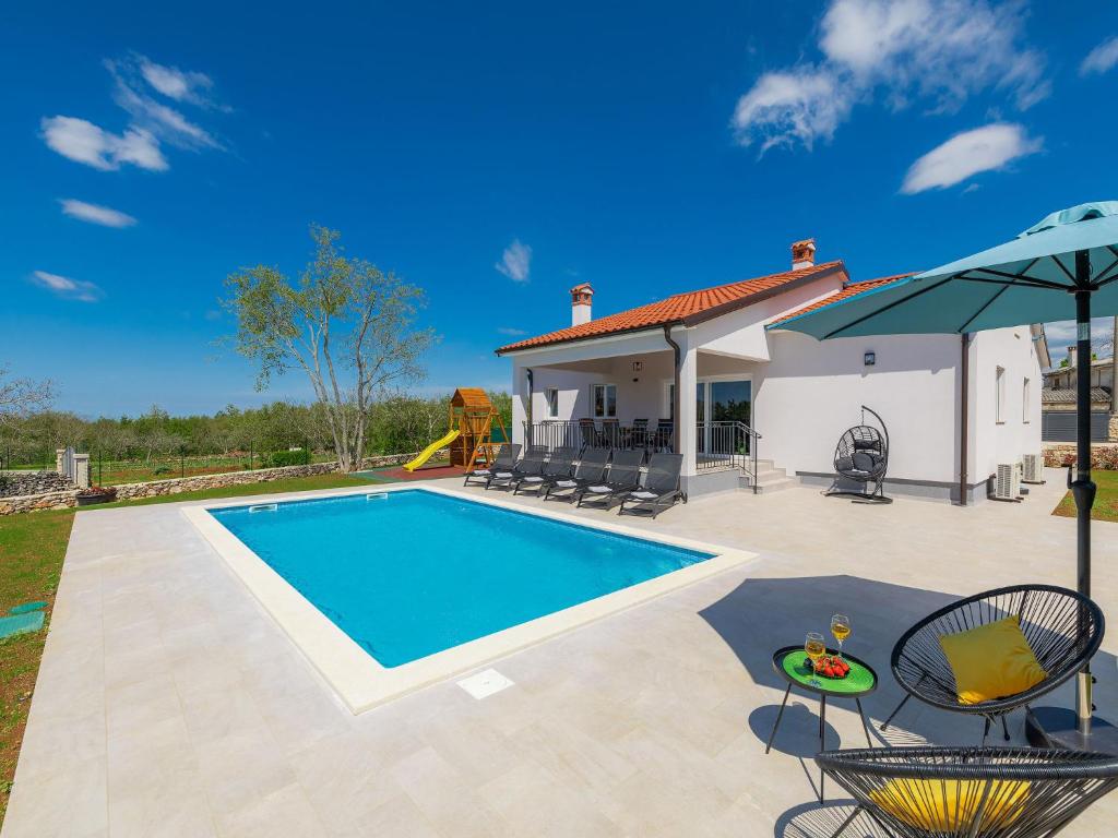 una piscina en un patio con una casa en Holiday Home Villa Veli vrt by Interhome en Žminj